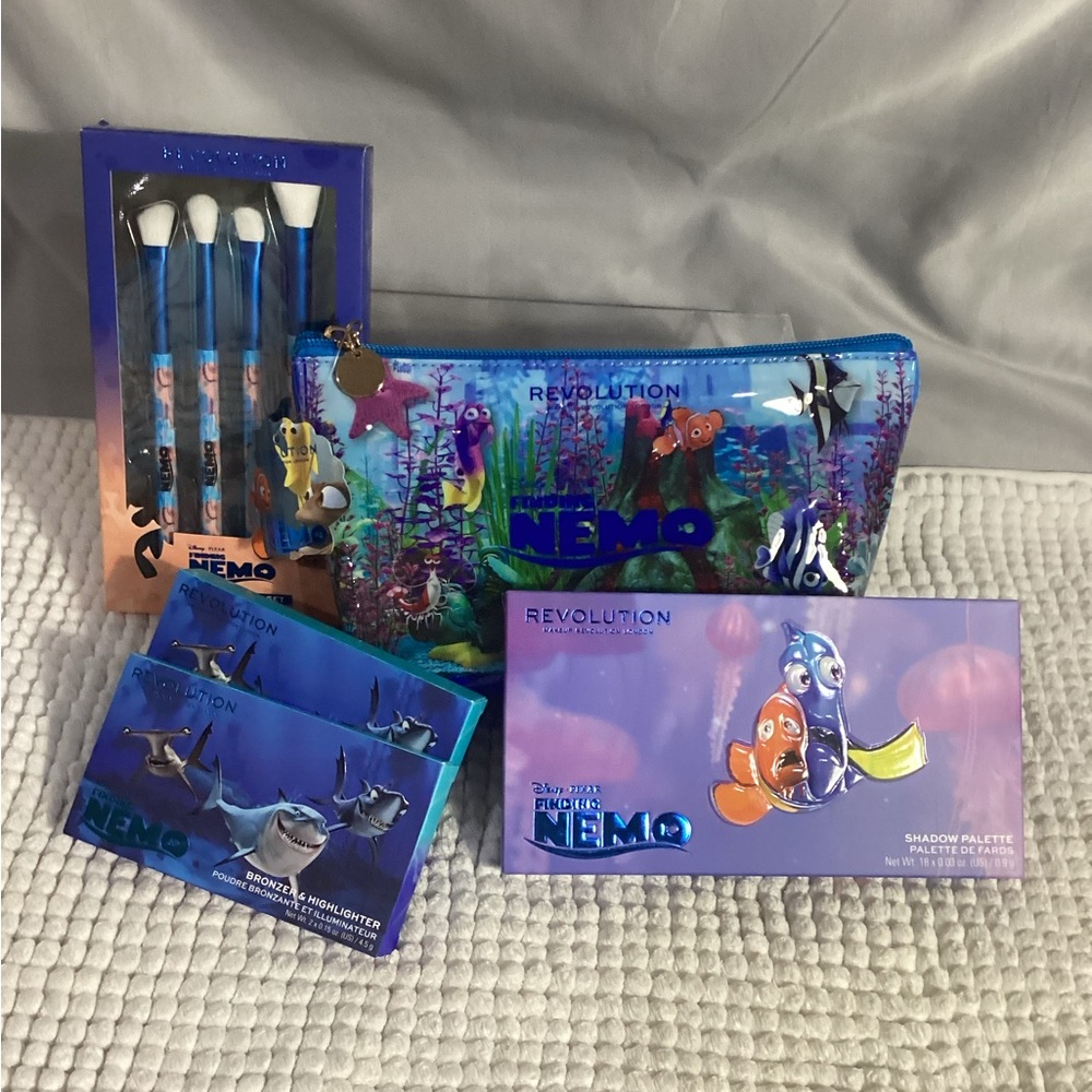 I Heart Revolution Disney Pixar Nemo Cosmetic Bag, Brush Set + 3pc Palettes NEW - Picture 14 of 14